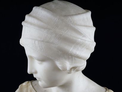 null Gugliemo PUGI (1870 - 1915) 

Buste de jeune femme au turban, sculpture en marbre...