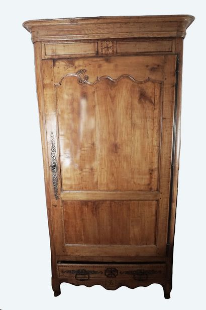null Grand armoire en bois naturel décoré en bois de placage repose sur deux pieds...