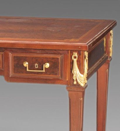 KRIEGER Bureau plat de style Louis XVI ouvrant par trois tiroirs. Le bois d'acajou...