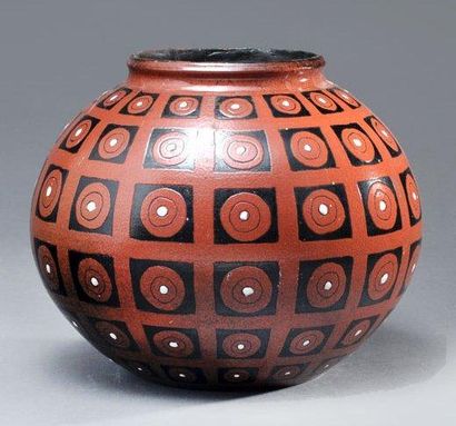 SUCSAN, Charles (1932-) Vase en céramique émaillée marron, à décor de cercles et...