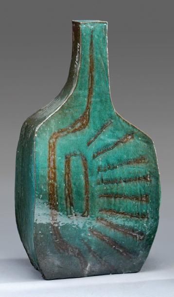 SUCSAN, Charles (1932-) Lampe en céramique émaillée vert, à décor de formes abstraites...
