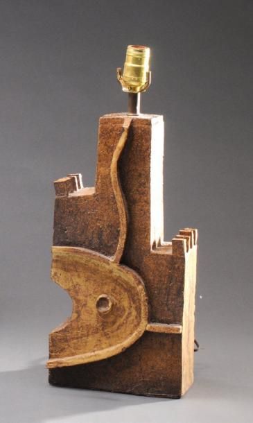 SUCSAN, Charles (1932-) Lampe-sculpture en terracotta. Circa 1970. Signée: Sucsan....
