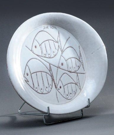 SUCSAN, Charles (1932-) Assiette en céramique émaillée blanc, à décor de poissons....