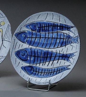 SUCSAN, Charles (1932-) Assiette en céramique émaillée blanc, à décor de poissons...