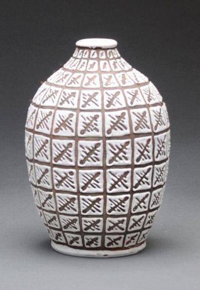 CARTIER, Jean (1924-1996) Vase en céramique émaillée de formes abstraites blanches....