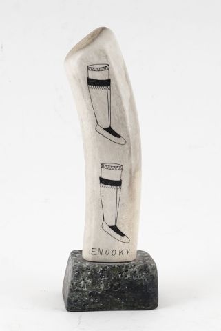 null OQUTAQ, Innuki (1926-1986)

Habits traditionnels

Scrimshaw sur base en pierre...