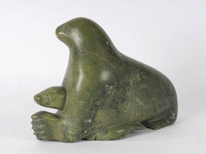 null ÉCOLE INUIT (XXe)

Maman phoque et son petit

Sculpture en pierre à savon

28x38cm...