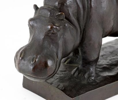 null TOMBA, Cleto (1898-1987)

Hippopotame

Bronze à patine foncée

Signé sur la...