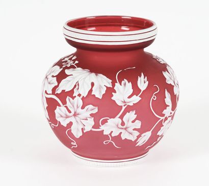 null Vase en verre camée signé WEBB, aux teintes rouges à décor de feuilles et fleurs...