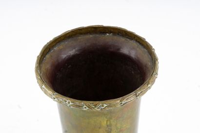 null BEAU, Paul (1871-1949)

Vase en cuivre au col evasé orné d'une guirlande.

Estampillé...