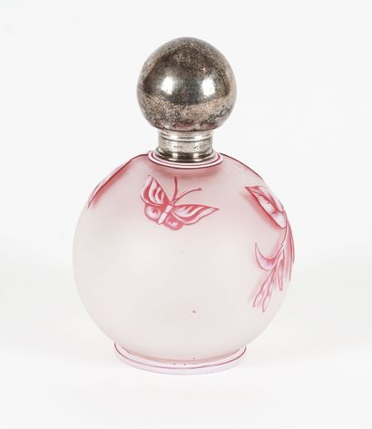 null Flacon de parfum en verre camée tricolore Webb, en forme de boule incolore givrée...