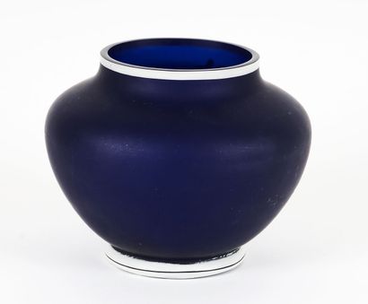 null Vase bleu et blanc en verre camée attribué à Webb, autour de 1900. 

H: 13,5...