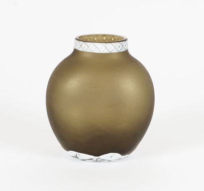 null Vase en verre camée signé WEBB, vert olive à décor de fleurs blanches. 

H:...