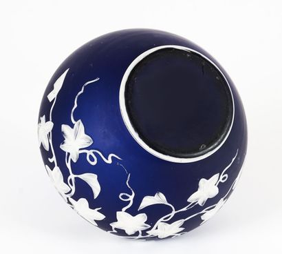 null Blue and white cameo glass vase attributed to Webb, circa 1900. 

H: 13,5 cm...