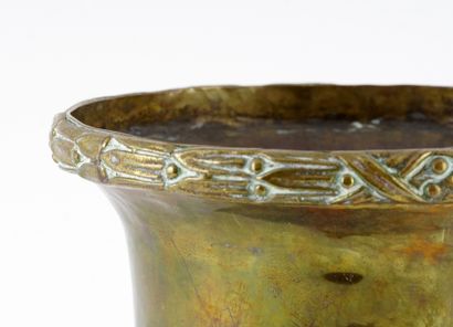 null BEAU, Paul (1871-1949)

Vase en cuivre au col evasé orné d'une guirlande.

Estampillé...