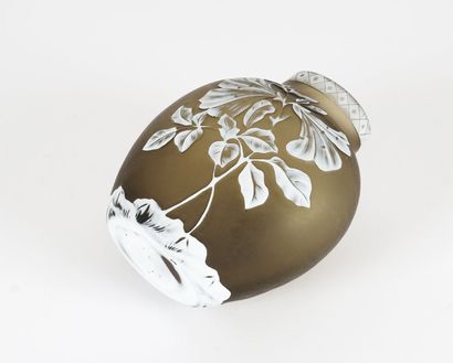 null Vase en verre camée signé WEBB, vert olive à décor de fleurs blanches. 

H:...
