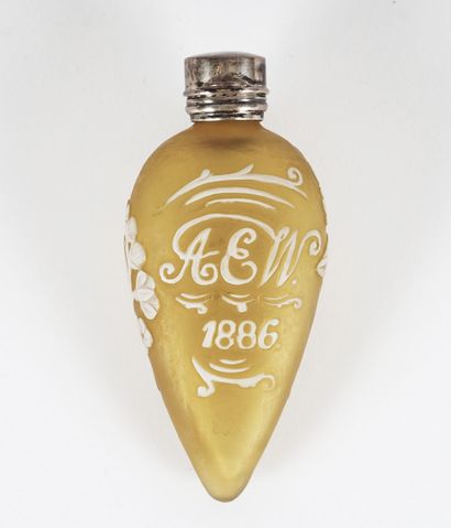 null Flacon de parfum en verre camée monogrammé Webb attribué à Woodall, forme de...