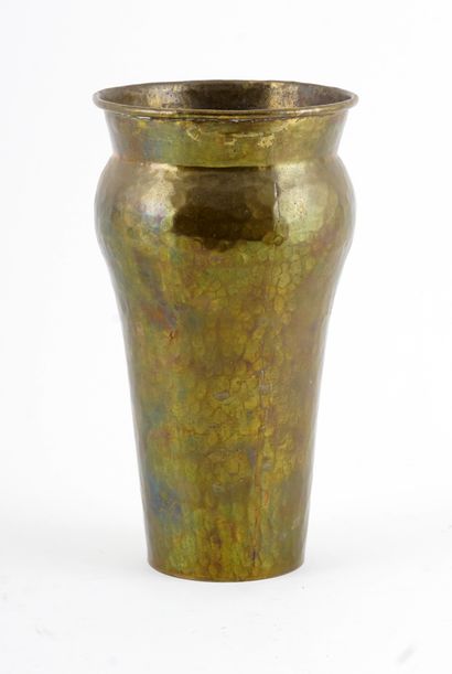 null BEAU, Paul (1871-1949)

Vase en cuivre au col evasé.

Estampillé au cul: 

Paul...