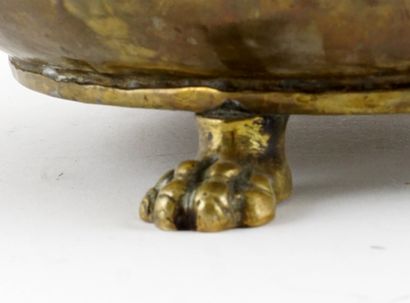 null BEAU, Paul (1871-1949)

Pansy copper bowl, resting on three lion paws.

Stamped...