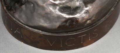 MERCIÉ, Antonin (1845-1916) "GLORIA VICTIS" Groupe en bronze à patine médaille, réduction...