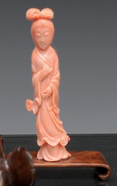 null Guan Yin en CORAIL rose a la veture Han. Chine, XXe siecle. Fixée au socle....