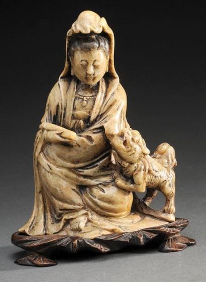 null Statue de Guanyin en pierre de Shoushan, représentée assise, vetue d'un drapé...