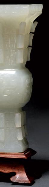 null Vase zun en JADE blanc au délicat décor gravé de masques de taotié sur la panse...