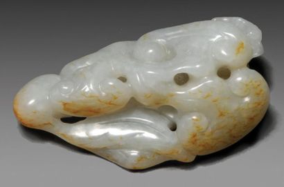 null Branche aux lingzhi en JADE blanc et rouille. Chine. A carved russet white JADE...