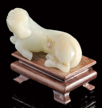 null Cheval (ma) couché en JADE céladon. Chine. Socle joint. A carved celadon JADE...