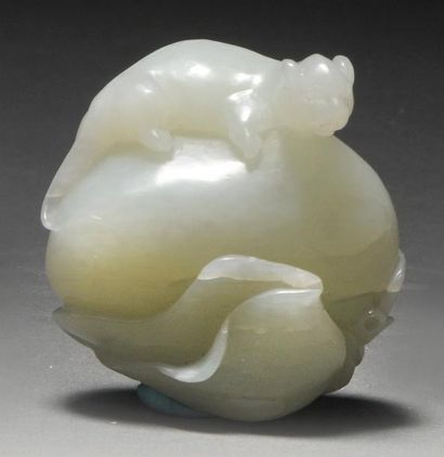 null Rat (laoshu) grimpant sur un melon en JADE blanc. Chine. A carved white JADE...