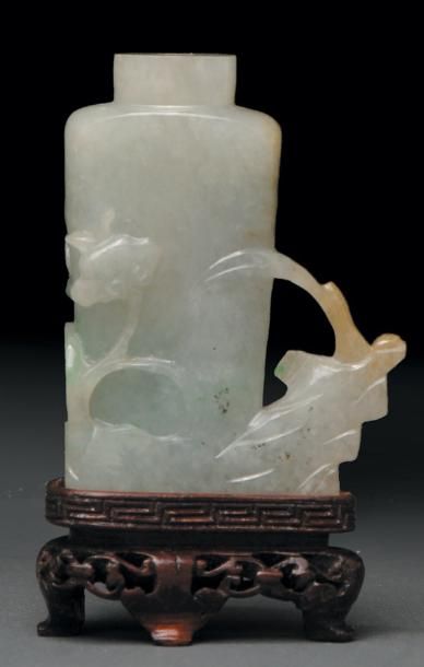 null Tabatiere en JADÉITE en décors de lingzhi. Chine. Socle joint. A carved JADEITE...