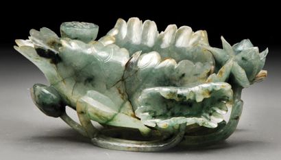 null Rince-pinceaux lotiforme en JADÉITE. Chine. A carved JADEITE lotiform brush-washer....