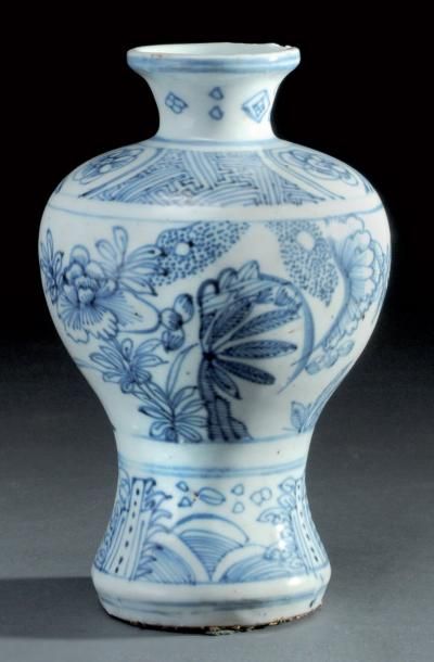 DYNASTIE MING (1368-1644) Vase balustre qing hua en porcelaine décorée en bleu cobalt...