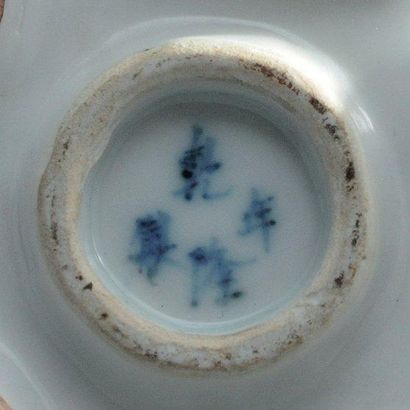 null Crocus en PORCELAINE décorée en bleu sous cobalt de rinceaux feuillagés de lotus...