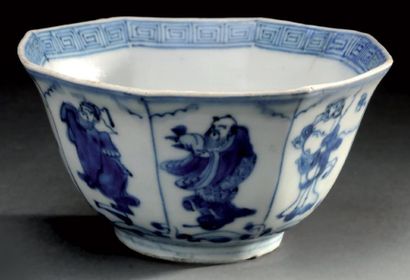 WANLI (1573-1620) Bol en porcelaine qinghua décorée en bleu cobalt sous couverte...