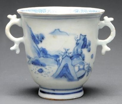 WANLI (1573-1620) Coupe campaniforme a deux anses en porcelaine qinghua décorée en...