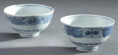 WANLI (1573-1620) Paire de coupes en porcelaine qinghua décorée en bleu cobalt sous...