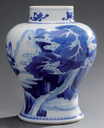 KANGXI (1661-1722) Vase balustre qing hua en porcelaine décorée en bleu cobalt sous...