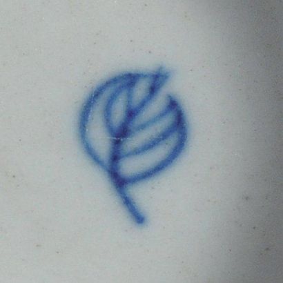 null Boîte a encre circulaire en PORCELAINE décorée en bleu cobalt sous couverte...