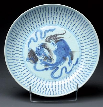DAOGUANG (1821-1850) Coupe en porcelaine qinghua décorée en bleu cobalt sous couverte...