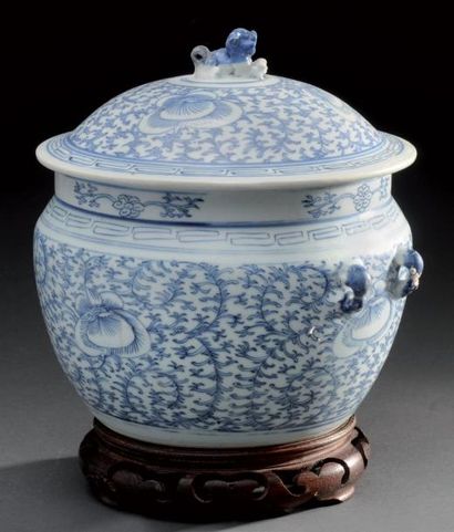 DAOGUANG (1821-1850) Jarre "Guan" (kamcheng) et son couvercle en porcelaine qinghua...