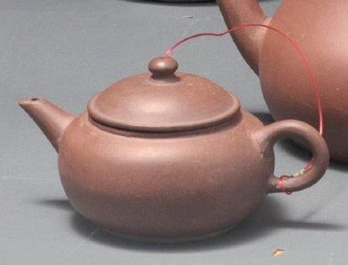 DAOGUANG (1821-1850) Théiere en terre-cuite de Yixing. Marque du potier au revers....
