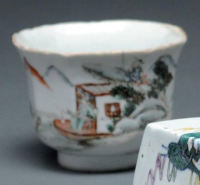 Tongzhi (1862-1874) Petite coupe octogonale en porcelaine décorée en émaux polychromes...