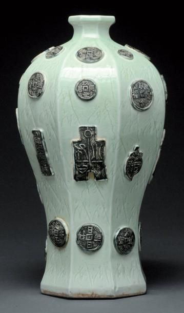 null Vase meiping a aretes en GRÈS porcelaineux a décor de caracteres « argent »...