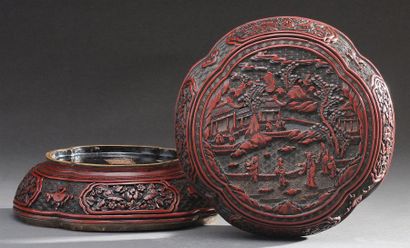 Qianlong period (1735-1796) Boîte floriforme en laque cinabre, sculptée d'un décor...