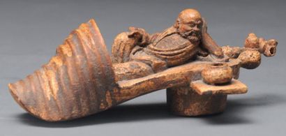 null Sculpture en BAMBOU représentant Li Tieguai allongé dans une chaussure. Chine,...