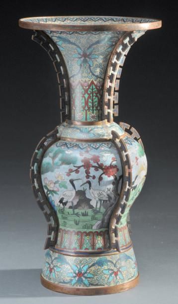 null Vase zun en cuivre a décor d'émaux cloi - sonnés (falangcai) polychromes de...