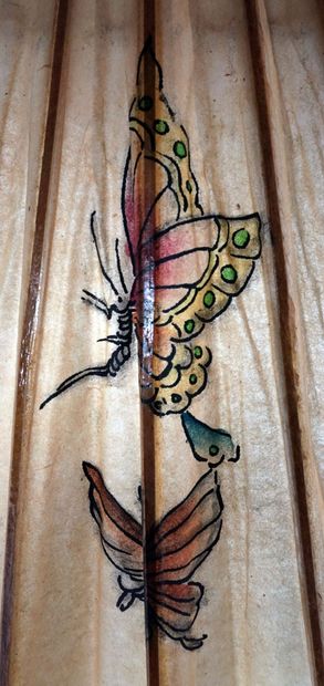 null OMBRELLE / UMBRELLA

Ombrelle à décor peint de papillons volant parmi des fleurs....