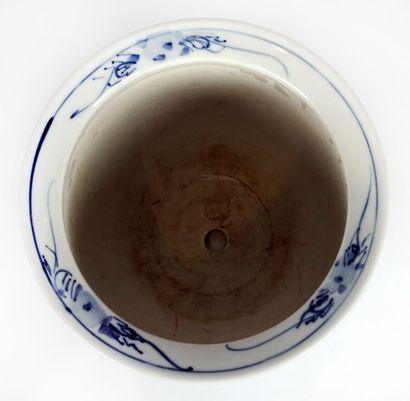 null PORCELAINE / PORCELAIN

Pot en porcelaine bleu blanc, à décor de pivoines et...