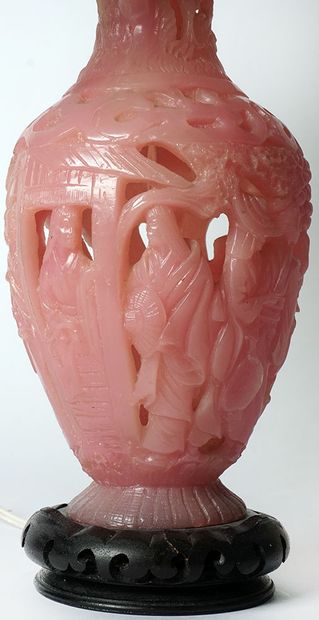 null LAMPE / LAMP

Vase sculpté et ajouré en verre rose, à décor de personnages dans...